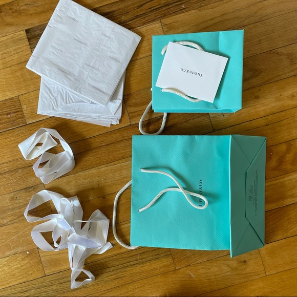 Tiffany bag, wrapping paper, ribbon and cards